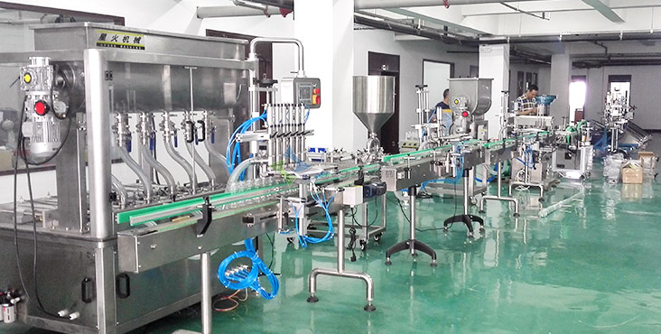 六頭臥式攪拌直線醬料灌裝機(jī)車(chē)間圖