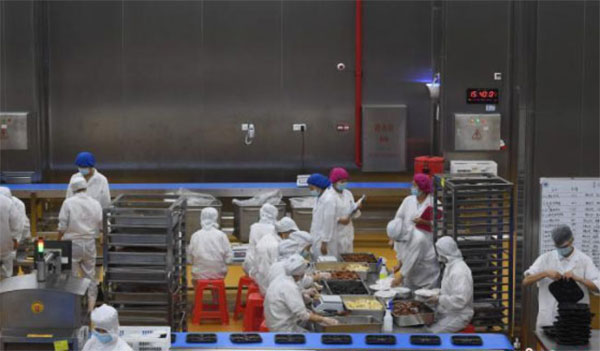 石家莊半成品獅子頭包裝機(jī)車(chē)間操作圖