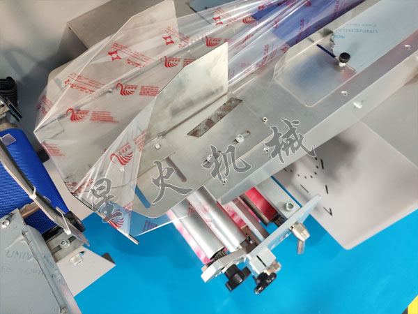 成都枕式自動(dòng)包裝機(jī)細(xì)節(jié)實(shí)拍圖